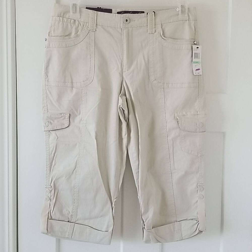 NWT Gloria Vanderbilt Khaki Capris. 8